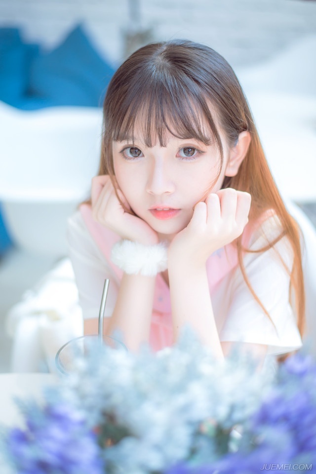 沙漠阿拉伯人形容他们也必喝三道的茶：第一道苦苦生命，第二道甜似爱情，第三道淡如微风。——三毛《送你一匹马》